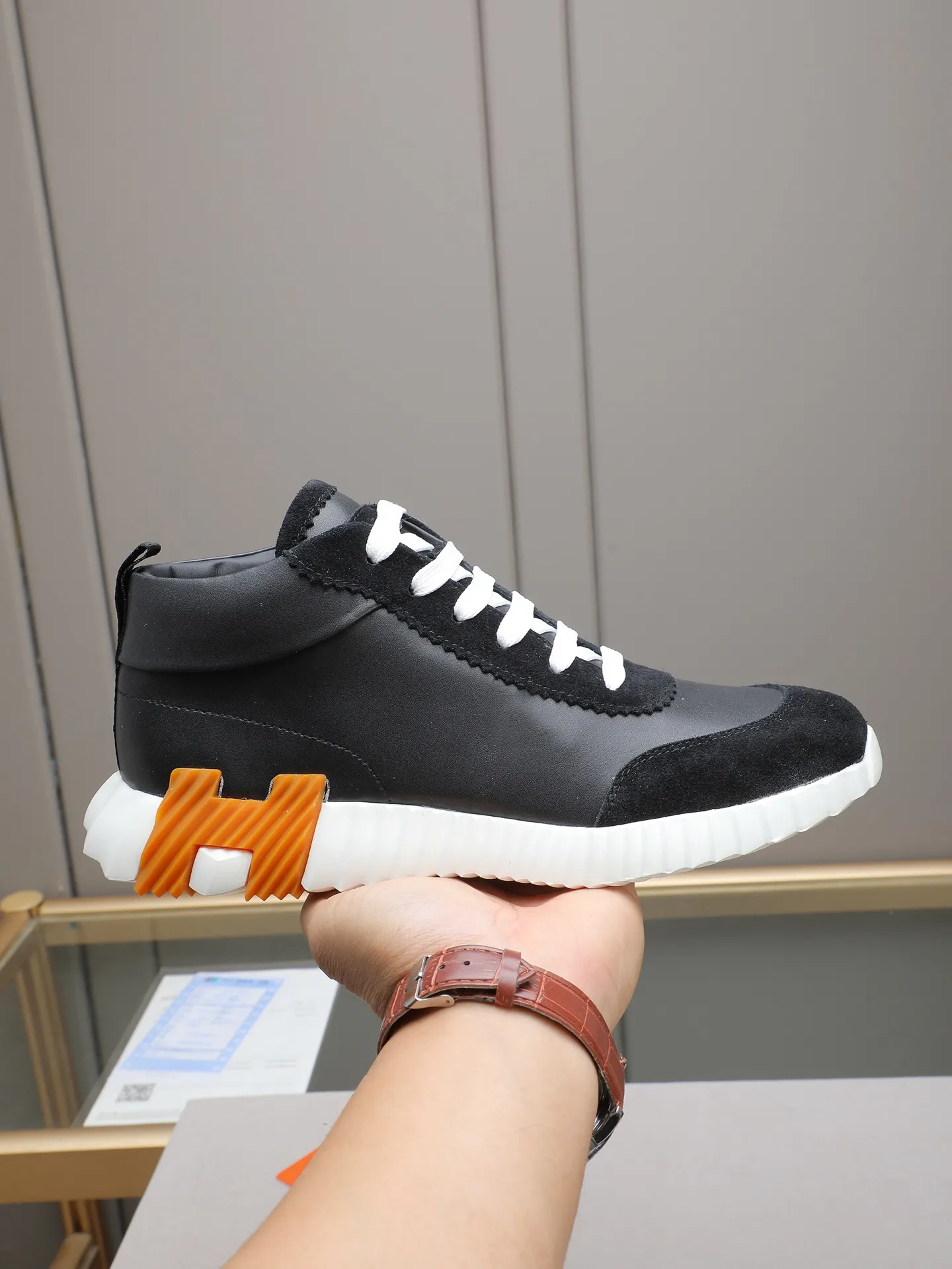 PPP460 (Hermes high-top men's shoes)🆕Men's sports shoes, decorated with textured calfskin details. Spliced ​​with original cowhide, this shoe draws inspiration from the equestrian world, integrating technical details and practical functions. Breathable sheep lining, original combination outsole, high-end quality, and every detail is perfectly combined! Size: 38-44 (45 can be customized)